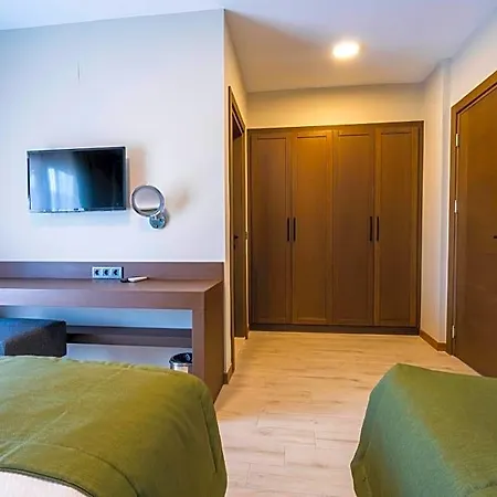 מלון West House Exclusive 3*