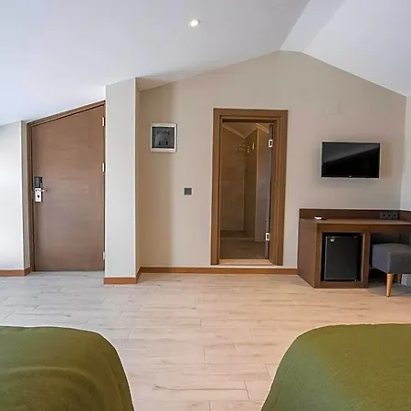 מלון West House Exclusive 3*