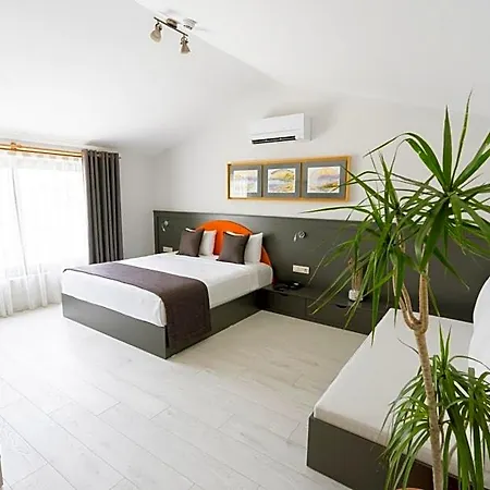מלון West House Exclusive דלמן